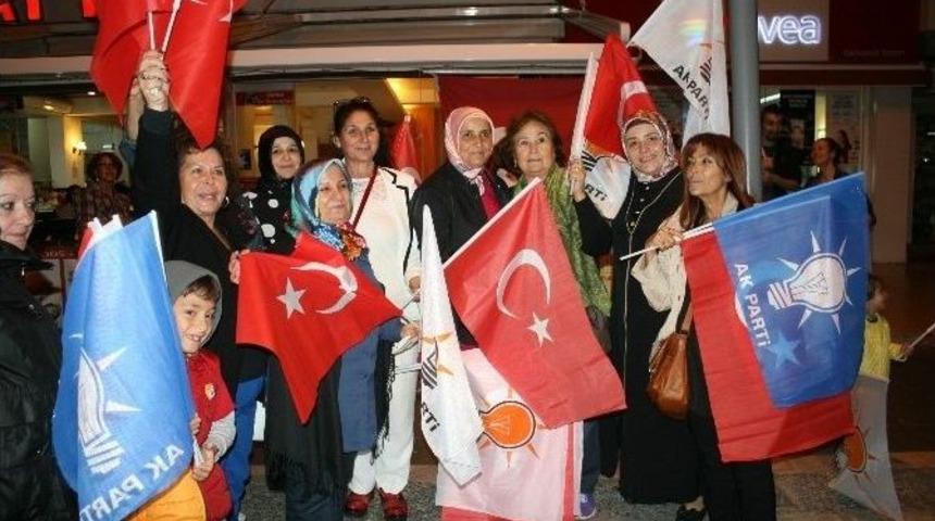 Ak Partililer Chp&rsquo;li İl&ccedil;ede Tek Başına İktidar Zaferini Kutladılar