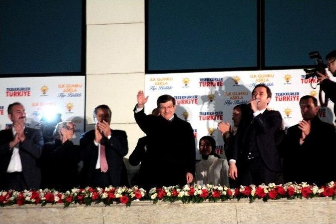 Başbakan Davutoğlu Balkon Konuşması Yapıyor