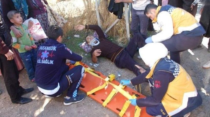 Otomobille Motosiklet &Ccedil;arpıştı: 3 Yaralı