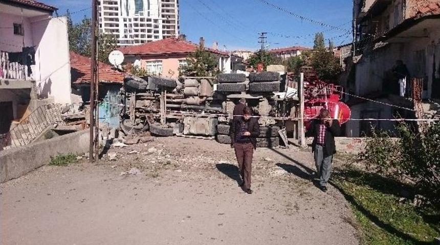 Freni Boşalan Beton Mikseri Gecekonduya &Ccedil;arptı