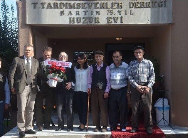 Bü Öğrencileri Huzurevini Ziyaret Etti