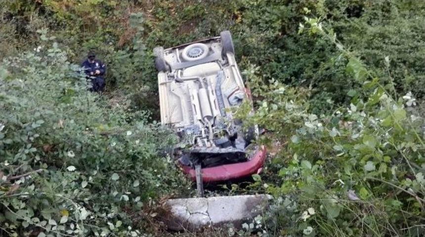 Kontrolden &Ccedil;ıkan Ara&ccedil; Dereye U&ccedil;tu: 2 Yaralı