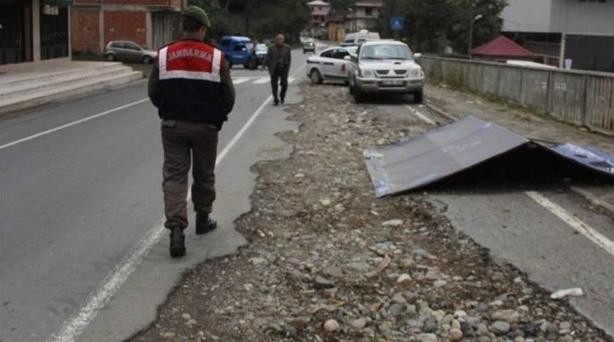 Rize&rsquo;de M&uuml;teahhide Kızan K&ouml;y Sakinleri Yol Kapadı&hellip;