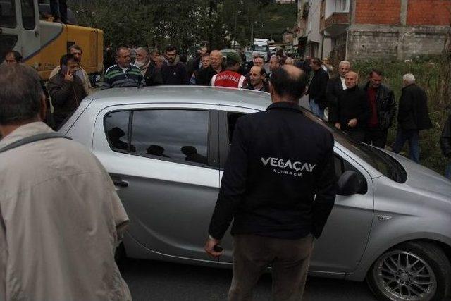 Rize’de Müteahhide Kızan Köy Sakinleri Yol Kapadı…