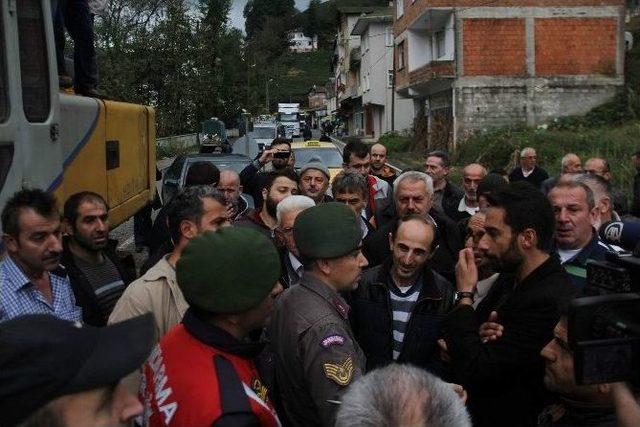 Rize’de Müteahhide Kızan Köy Sakinleri Yol Kapadı…