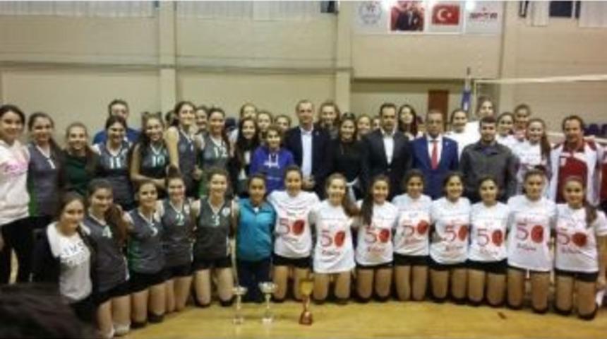 Ayvalık&rsquo;ta Cumhuriyet Kupası Gen&ccedil;ler Voleybol Şampiyonası Tamamlandı