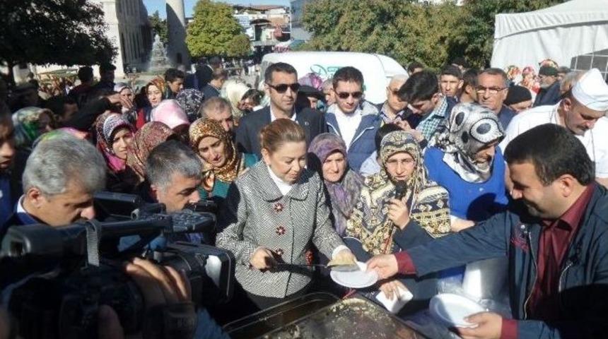 İş Adamı Se&ccedil;im Sonu&ccedil;larını Helva Dağıtarak Kutladı