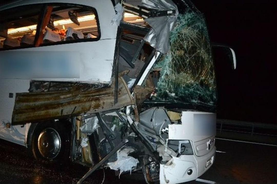 Otobüs Tır’a Çarptı: 11 Yaralı