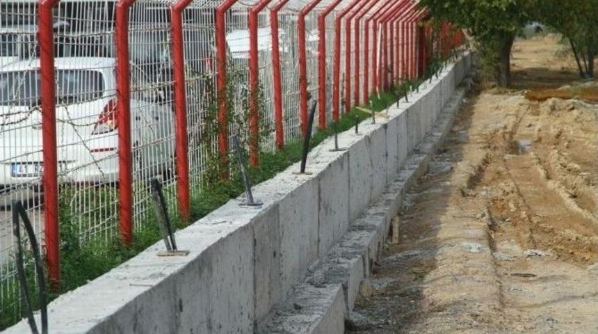 Oto Galericiler Sitesi&rsquo;ne Beton Duvar