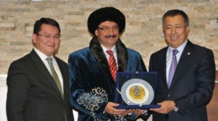 Kazak Vali&rsquo;den Başkan Ak&rsquo;a Anlamlı Hediye