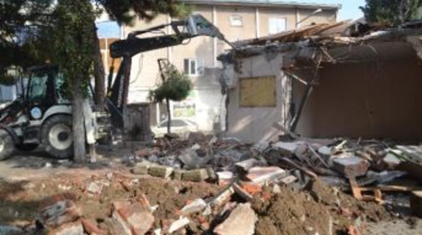 Otopark İ&ccedil;in Muhtarlık Binası Yıkıldı
