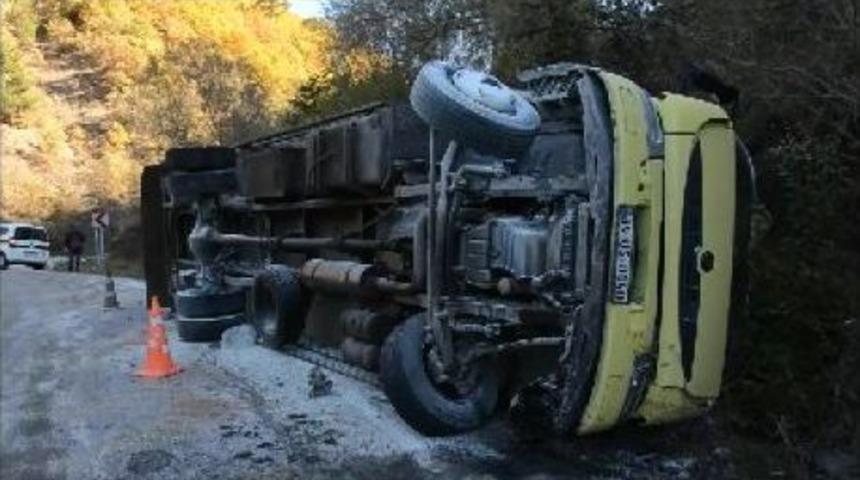 Balık Y&uuml;kl&uuml; Kamyon Devrildi