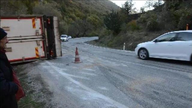 Balık Yüklü Kamyon Devrildi