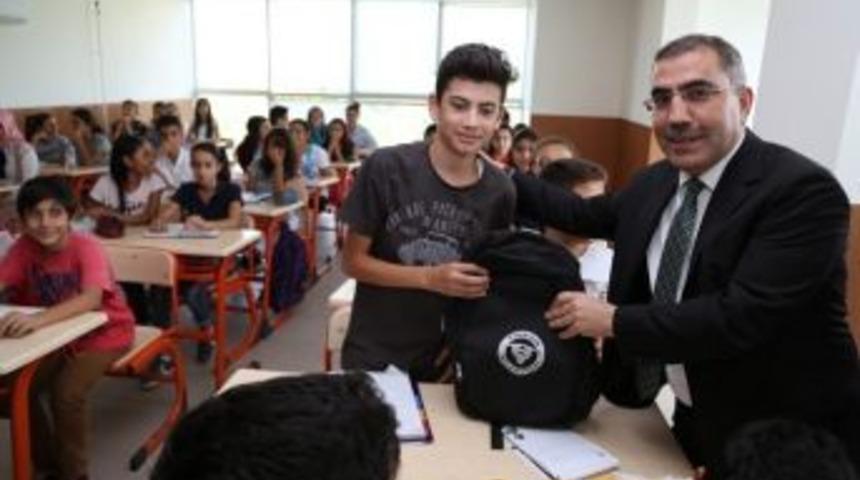 Eğitime Destek Kurslarına Katılan &Ouml;ğrencilere Kitap