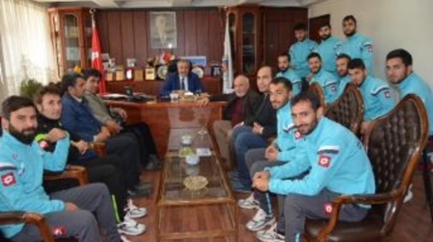 Futbolcular&rsquo;dan Başkan Yılmaz&rsquo;a Galibiyet S&ouml;z&uuml;