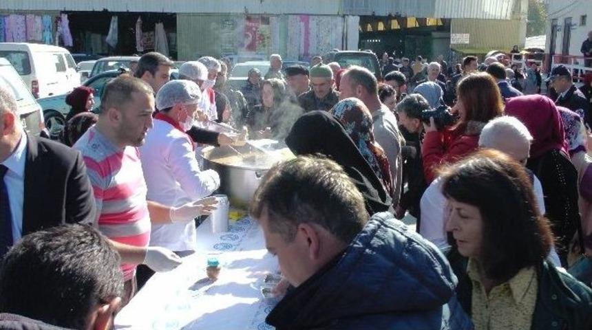 Başkan Yemenici Vatandaşlara Aşure Dağıttı