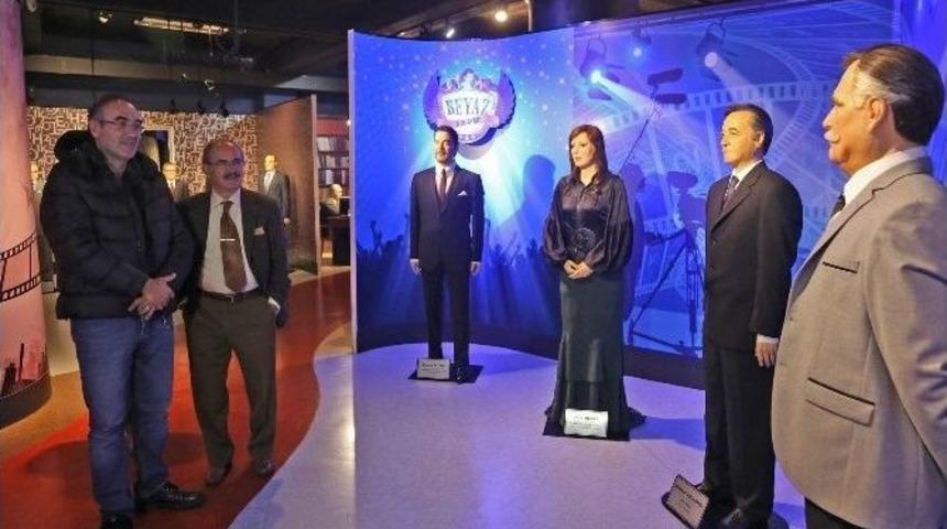 Yazar Sunay Akın&rsquo;dan B&uuml;y&uuml;kerşen&rsquo;e &Ouml;vg&uuml;