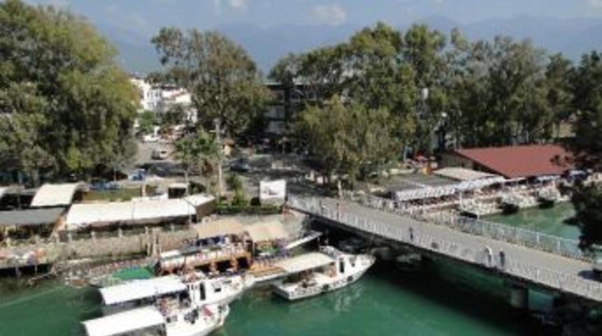 Tarihi K&ouml;pr&uuml; Ara&ccedil; Trafiğine Kapatıldı