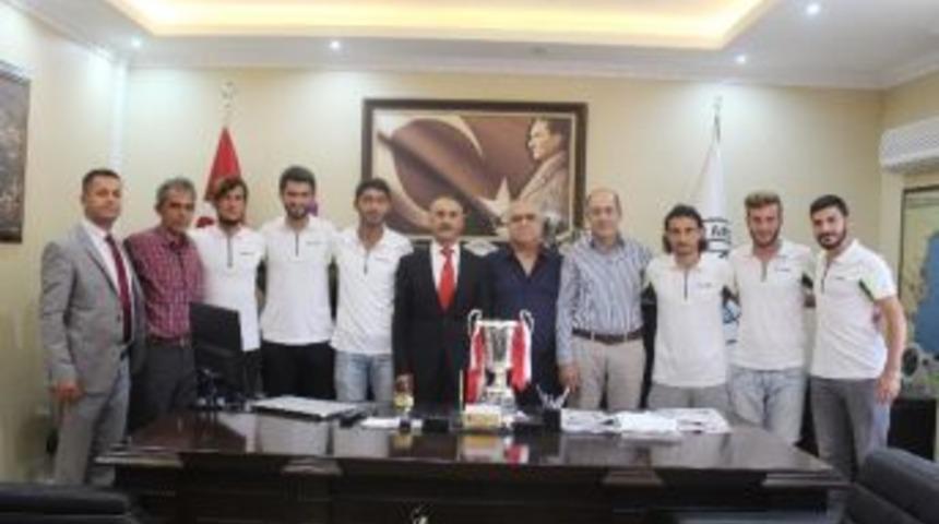 Kazandıkları Kupayı Başkan Culha&rsquo;ya Getirdiler