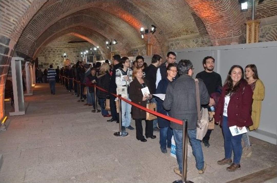 D&uuml;nyanın En Yoksul Başkanı Jose Mujica Kitabını İmzaladı