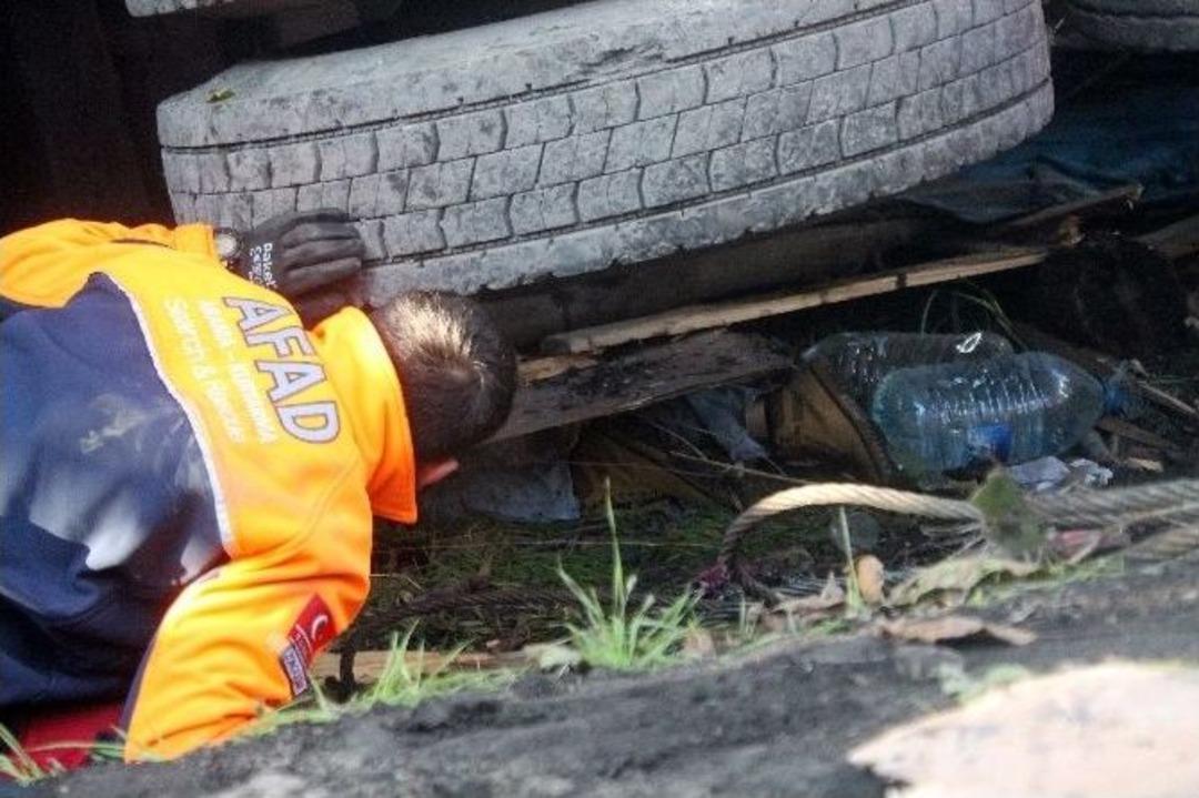 Su Doldurmaya Giden Anne-kız Kamyonun Altında Kalarak Hayatını Kaybetti