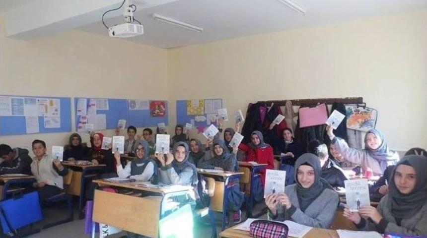 Saray İmam Hatip &Ouml;ğrencileri Kitap Okuyor