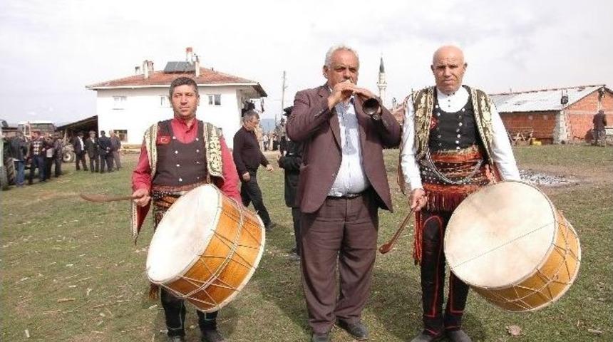 60 Yıldır Elinden Davulu Bırakmıyor