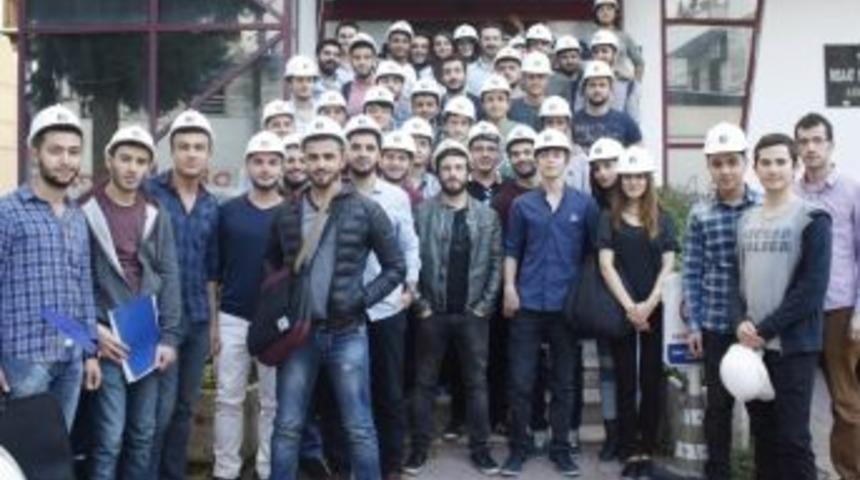 Gen&ccedil; M&uuml;hendisler Baret Taktı