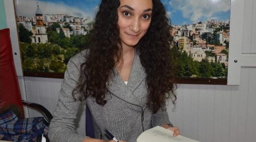 19 Yaşındaki Gen&ccedil; Yazarın İlk Kitabı: "mantık Evliliği"