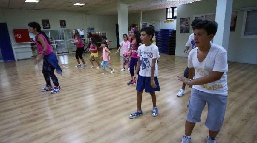 Bayraklı&rsquo;da &Ccedil;ocuklar İ&ccedil;in Zumba Zamanı
