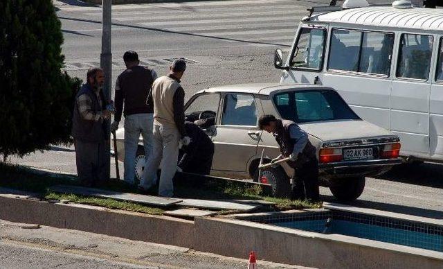 Zarar Gören Süs Havuzları Onarılıyor