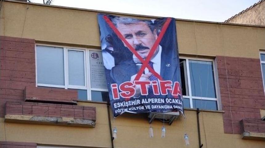 Eskişehir Alperen Ocakları Destici&rsquo;nin İstifası İ&ccedil;in Pankart Astı