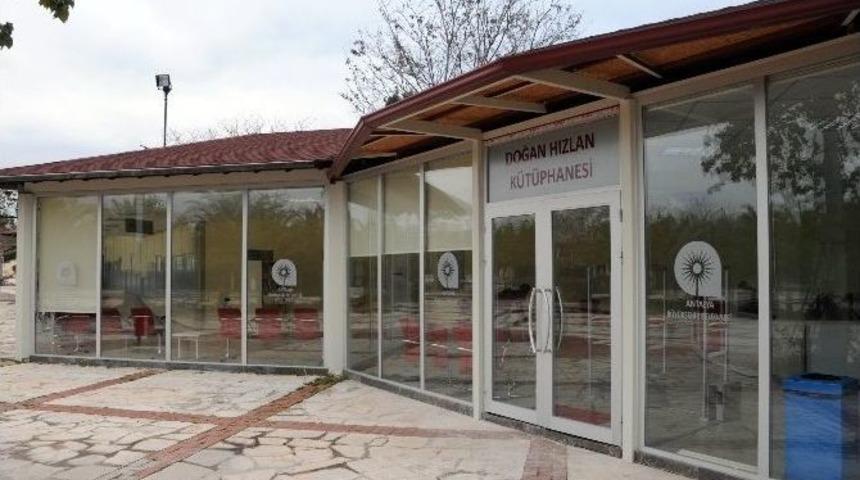 K&uuml;t&uuml;phanede Tiyatro Var