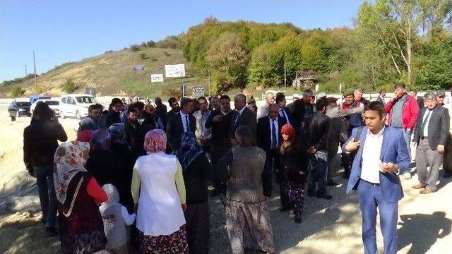 Bolu Valisi Yol Kapatan Köylülerle Buluştu