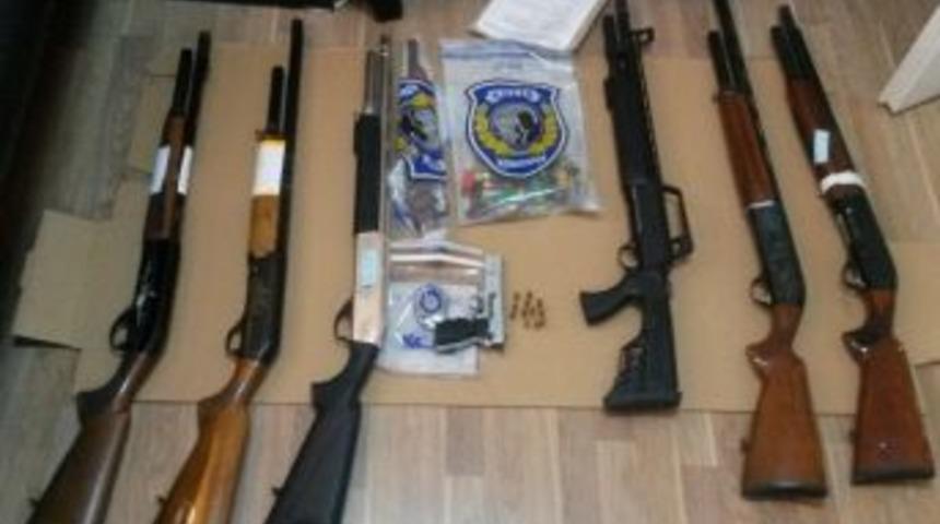 Uyuşturucu Araması Yapmak İsteyen Polis, Pitbull Y&uuml;z&uuml;nden Eve Giremedi