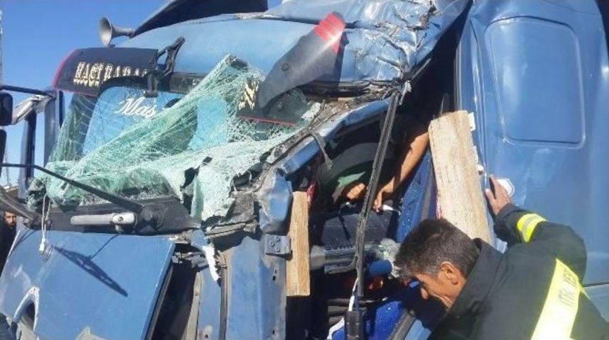 Kamyon Kamyona Arkadan &Ccedil;arptı: 1 Yaralı