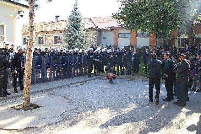 Üniversite Öğrencileriyle, Polis Ve Özel Güvenlikçiler Arasında Arbede