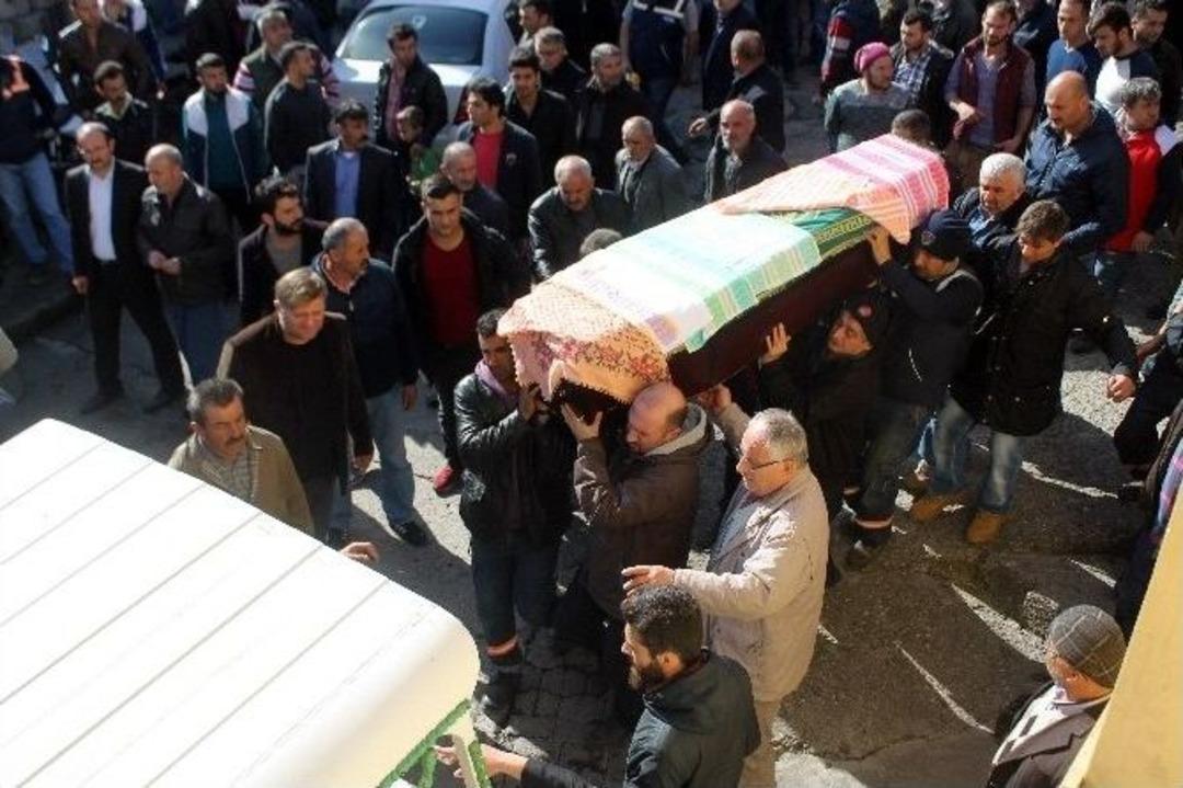 Kamyonun Altında Kalarak Can Veren Anne - Kız Son Yolculuklarına Uğurlandı