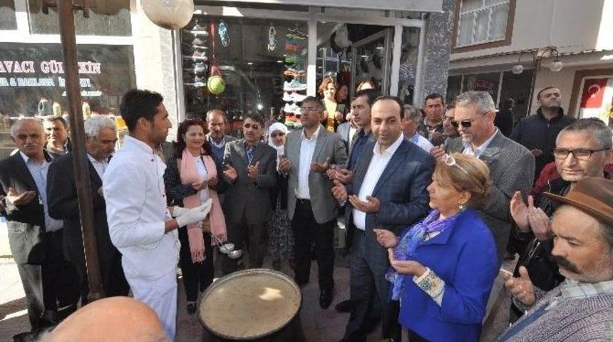 Ak Parti&rsquo;li &Ouml;zt&uuml;rk&rsquo;ten Vatandaşlara Aşure İkramı