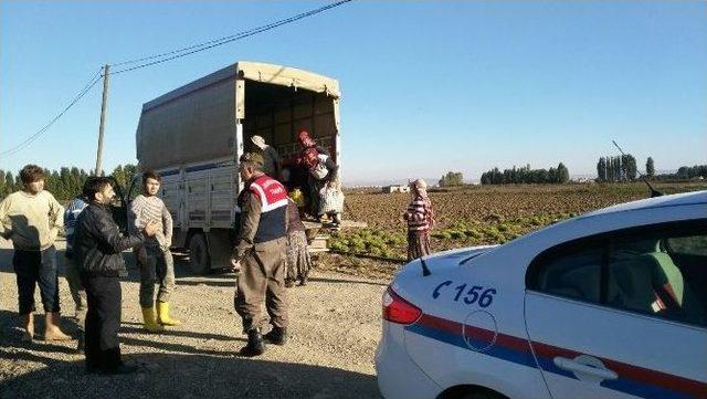 Mevsimlik İşçileri Taşıyan Araçlara Jandarma Kontrolü