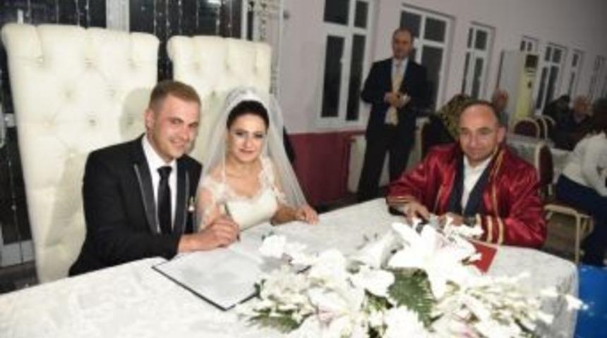 Başkan &Uuml;z&uuml;lmez, Kartepelilerin Mutluluğuna Ortak Oldu