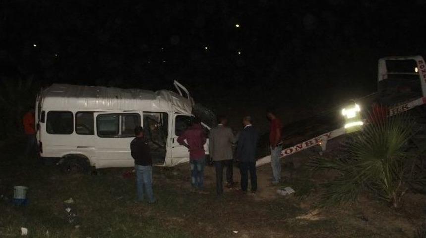 İş&ccedil;ileri Taşıyan Minib&uuml;s Devrildi: 12 Yaralı