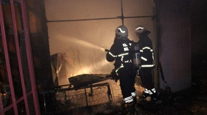 Oto Yıkamacıda Yangın &Ccedil;ıktı, Evler Boşaltıldı