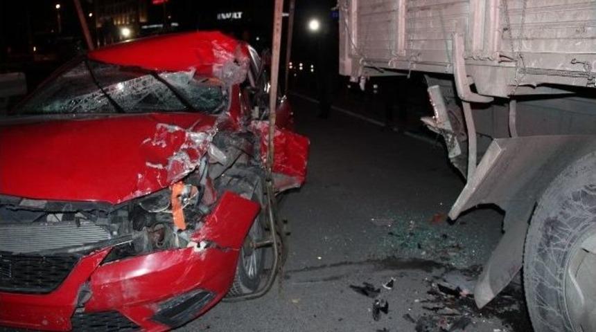 Park Halindeki Kamyona &Ccedil;arpan S&uuml;r&uuml;c&uuml; Yaralandı