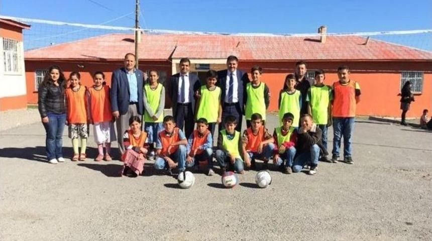 Gen&ccedil; Liderler K&ouml;y Okulunu Boyadı