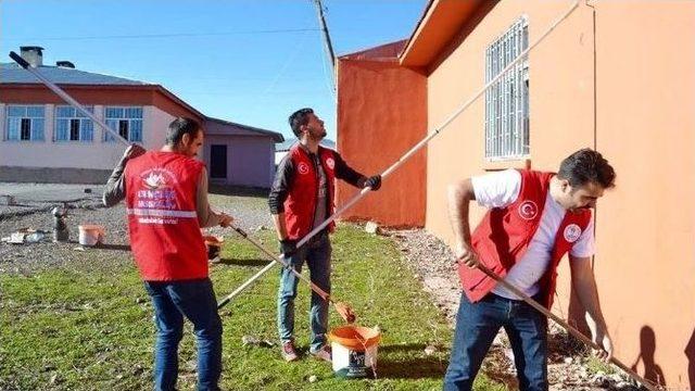 Genç Liderler Köy Okulunu Boyadı