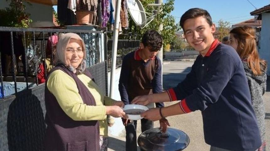 &Ouml;ğretmen Ve &Ouml;ğrenciler Kapı Kapı Aşure Dağıttı