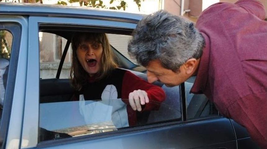 H&uuml;lya&rsquo;nın Y&uuml;z&uuml;n&uuml; &lsquo;bumbum&rsquo; G&uuml;ld&uuml;rd&uuml;