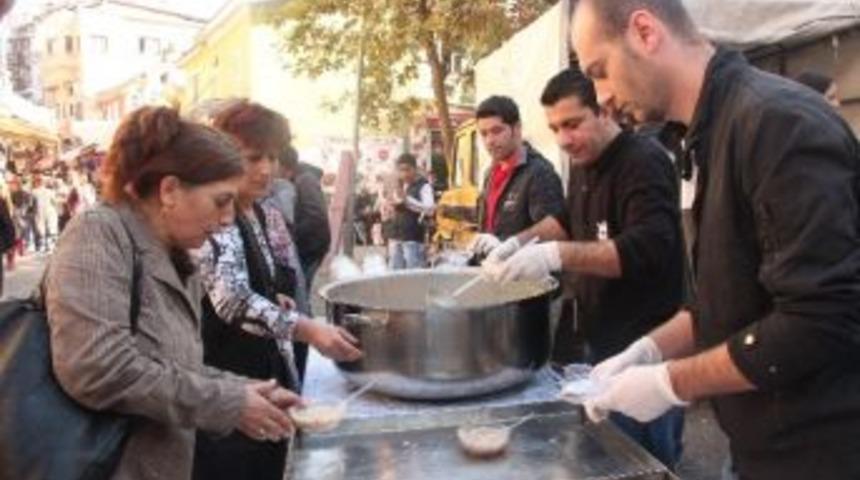 Tarihi &Ccedil;arşı&rsquo;da Aşure İkramı