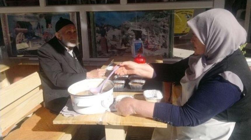 Bayan Esnaf Aşure Dağıttı